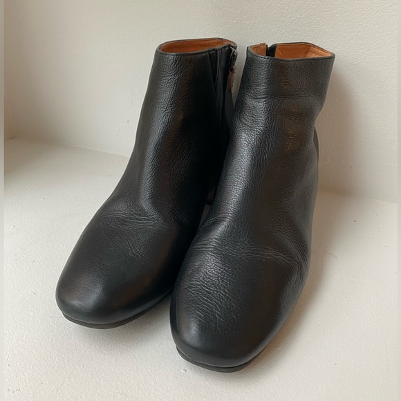 Gentle Souls by Kenneth Cole Ella Bootie - Picture 4 of 8